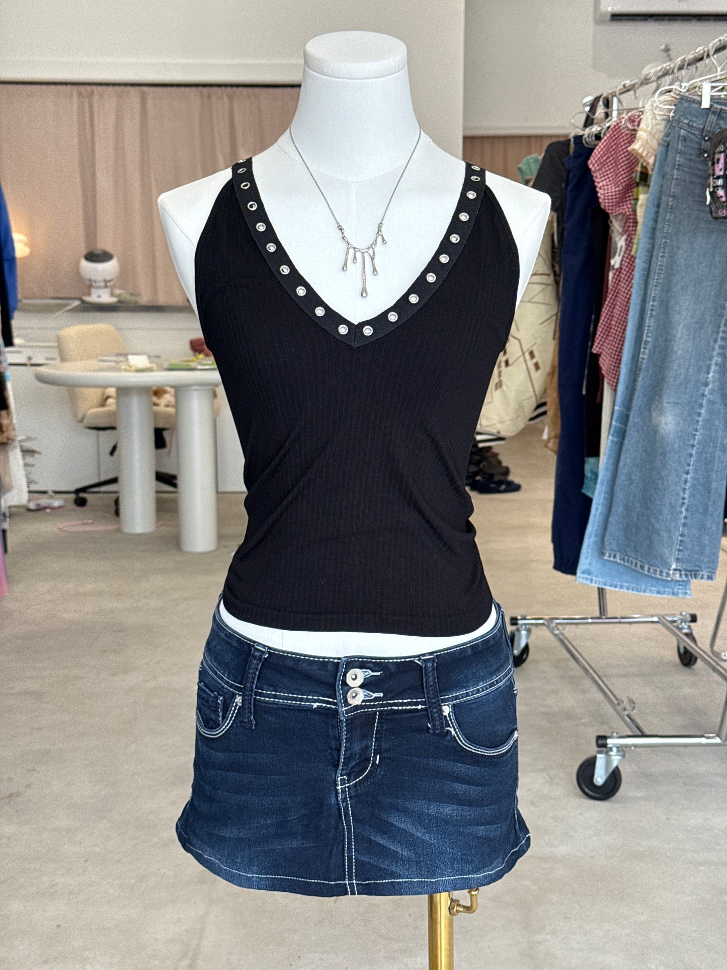 Black grommet tank