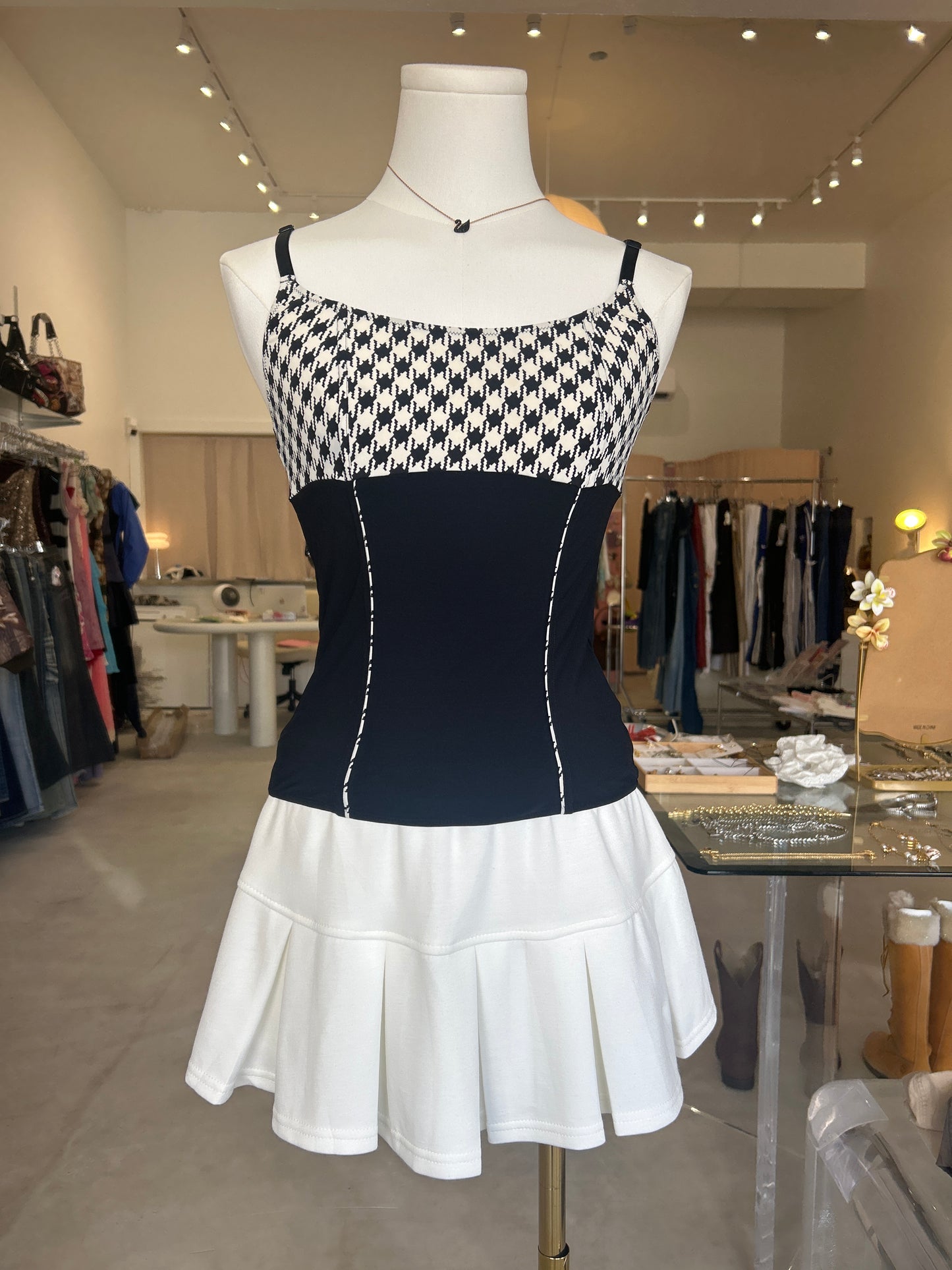 Houndstooth Black and White CaminTop