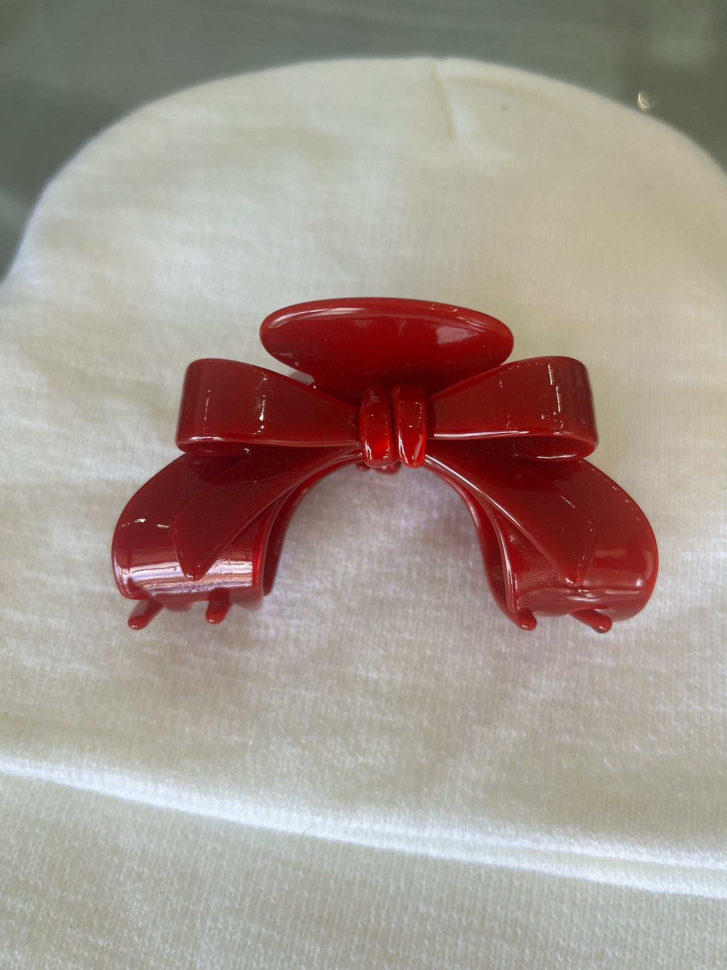 red ribbon claw clip
