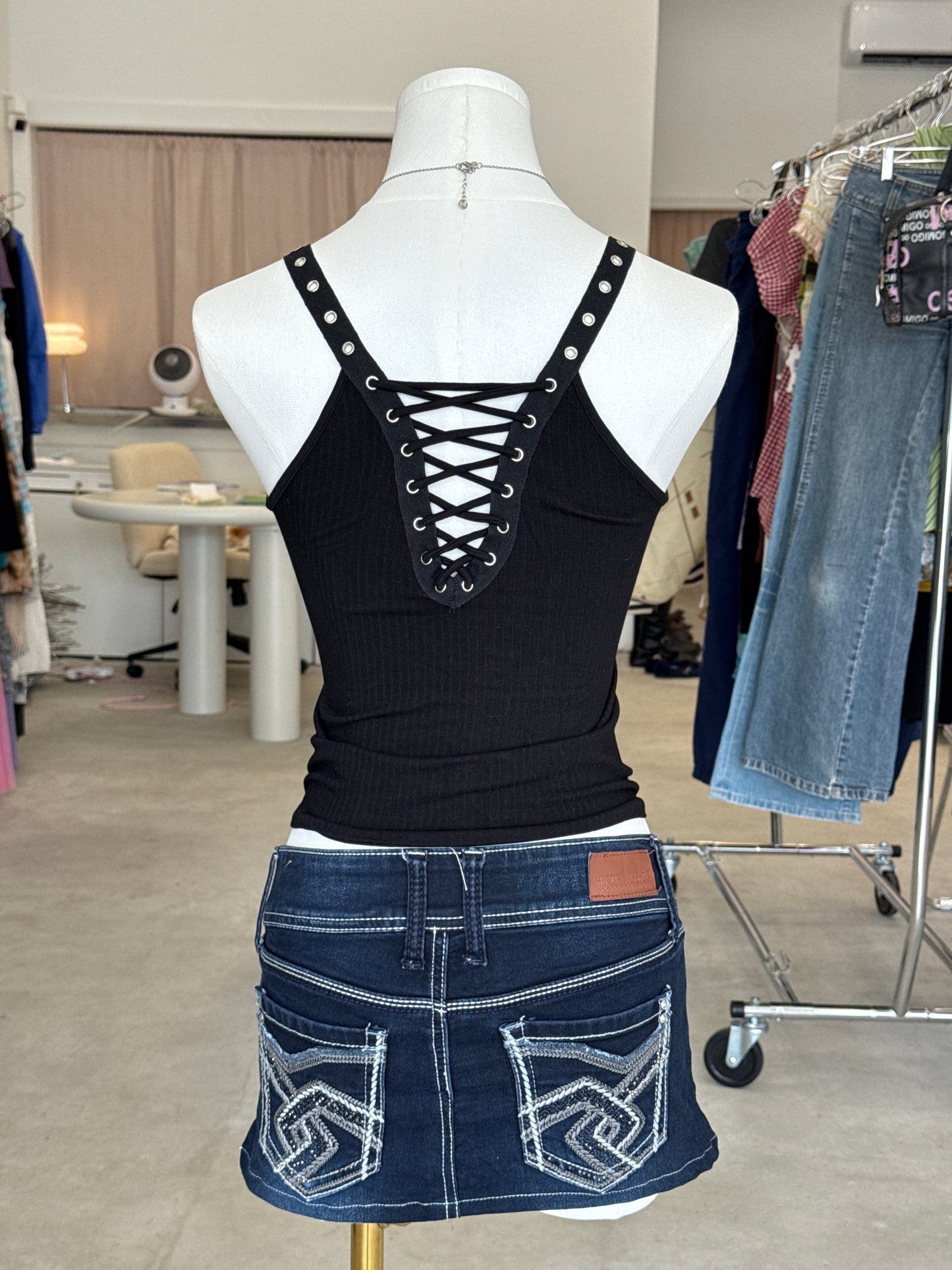 Black grommet tank